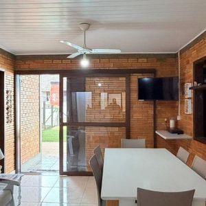 Casa com 98m², 3 dormitórios, 2 vagas no bairro Praia da Cal em Torres para Comprar