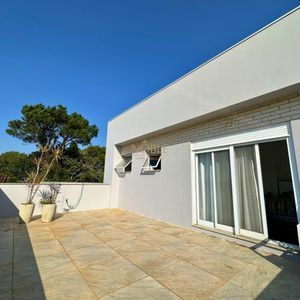 Sobrado com 350m², 4 dormitórios, 4 suítes, 2 vagas no bairro Centenário em Torres para Comprar