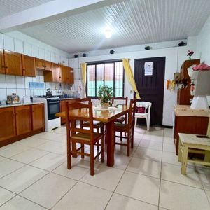 Casa, 6 dormitórios, 2 suítes, 3 vagas no bairro Getúlio Vargas em Torres para Comprar