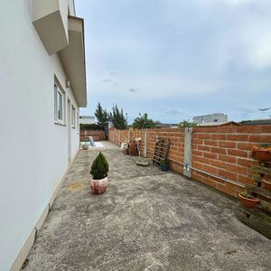 Casa com 180m², 3 dormitórios, 2 suítes, 2 vagas no bairro Caravelle em Passo de Torres para Comprar