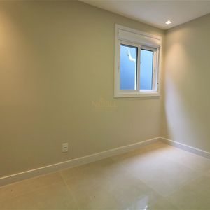 Sobrado com 220m², 5 dormitórios, 4 suítes, 3 vagas no bairro Stan em Torres para Comprar