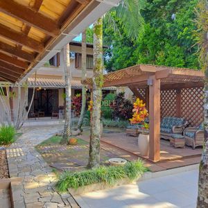 Sobrado com 330m², 3 dormitórios, 1 suíte, 5 vagas no bairro Centenário em Torres para Comprar