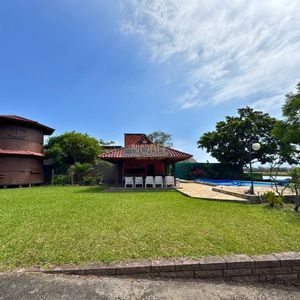 Casa com 220m², 4 dormitórios, 4 suítes, 2 vagas no bairro Igra Norte em Torres para Comprar