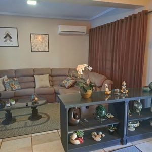 Sobrado com 330m², 3 dormitórios, 1 suíte, 5 vagas no bairro Centenário em Torres para Comprar