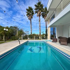 Casa com 600m², 4 dormitórios, 1 suíte, 4 vagas no bairro Igra Norte em Torres para Comprar