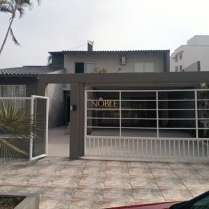 Sobrado com 350m², 5 dormitórios, 1 suíte, 4 vagas no bairro Centro em Torres para Comprar