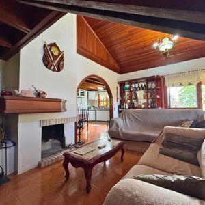 Casa com 220m², 4 dormitórios, 4 suítes, 2 vagas no bairro Igra Norte em Torres para Comprar