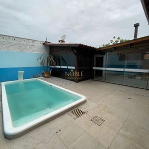 Sobrado com 260m², 4 dormitórios, 1 suíte, 2 vagas no bairro Igra Norte em Torres para Comprar