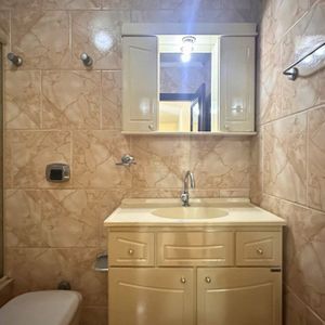 Casa com 420m², 5 dormitórios, 3 suítes, 1 vaga no bairro Centro em Torres para Comprar