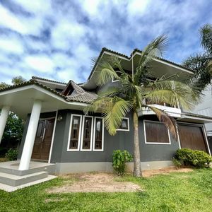 Casa com 180m², 4 dormitórios, 4 suítes, 2 vagas no bairro Praia da Cal em Torres para Comprar