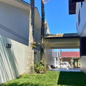 Casa com 240m², 4 dormitórios, 2 suítes, 2 vagas no bairro Praia Paraíso em Torres para Comprar