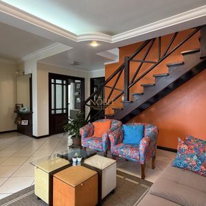 Casa com 252m², 5 dormitórios, 1 suíte, 2 vagas no bairro Centro em Torres para Comprar