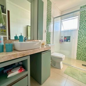 Sobrado com 350m², 4 dormitórios, 4 suítes, 2 vagas no bairro Centenário em Torres para Comprar