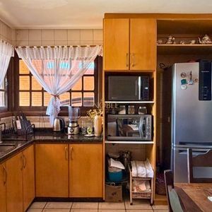 Casa, 6 dormitórios, 1 suíte, 4 vagas no bairro Stan em Torres para Comprar