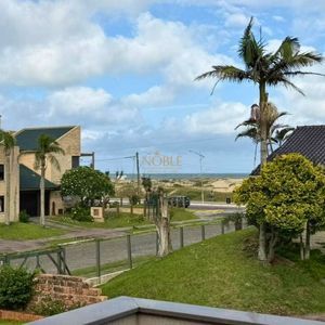 Casa com 200m², 3 dormitórios, 1 suíte, 2 vagas no bairro Praia Grande em Torres para Comprar