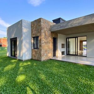 Casa com 201m², 3 dormitórios, 3 suítes, 2 vagas no Reserva das Águas em Torres para Comprar