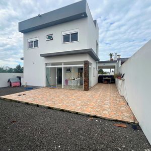 Casa com 180m², 3 dormitórios, 1 suíte, 4 vagas no bairro Novo Passo em Passo de Torres para Comprar