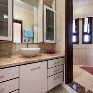 Casa com 300m², 3 dormitórios, 3 suítes, 4 vagas no bairro Centro em Torres para Comprar