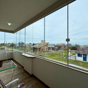 Casa com 180m², 3 dormitórios, 2 suítes, 2 vagas no bairro Caravelle em Passo de Torres para Comprar