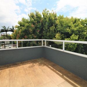 Sobrado com 220m², 5 dormitórios, 4 suítes, 3 vagas no bairro Stan em Torres para Comprar