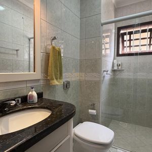Casa com 252m², 5 dormitórios, 1 suíte, 2 vagas no bairro Centro em Torres para Comprar