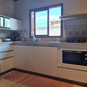 Casa com 102m², 2 dormitórios, 1 suíte, 2 vagas no bairro Igra Sul em Torres para Comprar