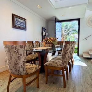 Casa com 400m², 5 dormitórios, 1 suíte, 4 vagas no bairro Stan em Torres para Comprar