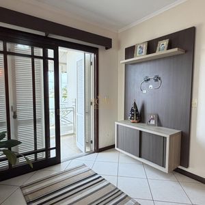 Casa com 252m², 5 dormitórios, 1 suíte, 2 vagas no bairro Centro em Torres para Comprar