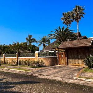 Casa, 4 dormitórios, 2 suítes, 3 vagas no bairro Praia Grande em Torres para Comprar