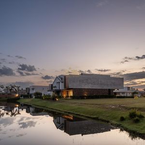 Casa de Condomínio com 244m², 4 dormitórios, 4 suítes, 2 vagas no Condomínio Ilhas Park em Torres para Comprar