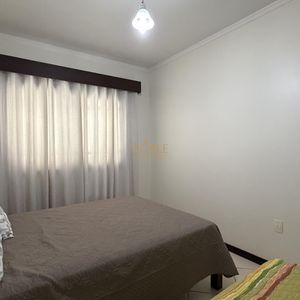 Casa com 252m², 5 dormitórios, 1 suíte, 2 vagas no bairro Centro em Torres para Comprar