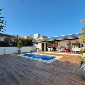 Casa, 3 dormitórios, 1 suíte, 2 vagas no bairro Praia Grande em Torres para Comprar