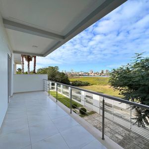 Casa com 600m², 4 dormitórios, 1 suíte, 4 vagas no bairro Igra Norte em Torres para Comprar
