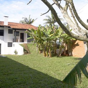 Casa com 260m², 5 dormitórios, 1 suíte, 2 vagas no bairro Praia Grande em Torres para Comprar