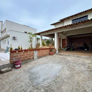 Casa com 180m², 3 dormitórios, 2 suítes, 2 vagas no bairro Caravelle em Passo de Torres para Comprar