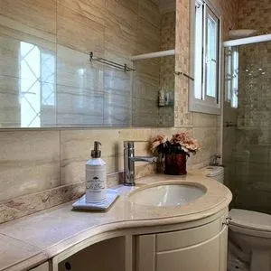 Casa com 243m², 4 dormitórios, 1 suíte, 2 vagas no bairro Stan em Torres para Comprar