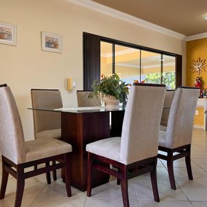 Casa com 300m², 3 dormitórios, 3 suítes, 4 vagas no bairro Centro em Torres para Comprar