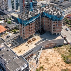 Apartamento com 53m², 1 dormitório, 1 suíte, 1 vaga no Punta Del Sole em Torres para Comprar