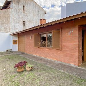 Casa com 152m², 3 dormitórios, 1 suíte, 4 vagas no bairro Praia da Cal em Torres para Comprar