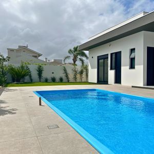 Casa com 288m², 4 dormitórios, 4 suítes, 4 vagas no bairro Bella Torres em Passo de Torres para Comprar