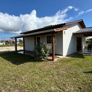 Casa com 95m², 2 dormitórios, 1 suíte, 2 vagas no bairro Praia Azul em Passo de Torres para Comprar