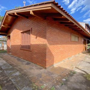 Casa com 152m², 3 dormitórios, 1 suíte, 4 vagas no bairro Praia da Cal em Torres para Comprar