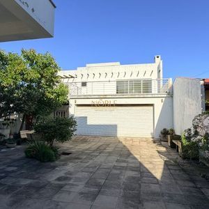 Casa com 400m², 5 dormitórios, 1 suíte, 4 vagas no bairro Stan em Torres para Comprar