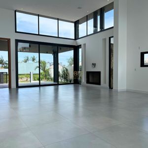 Casa com 288m², 4 dormitórios, 4 suítes, 4 vagas no bairro Bella Torres em Passo de Torres para Comprar