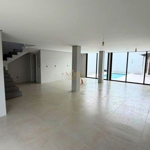 Casa com 284m², 4 dormitórios, 1 suíte, 2 vagas no bairro Igra Sul em Torres para Comprar