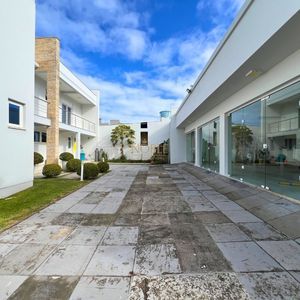 Casa com 600m², 4 dormitórios, 1 suíte, 4 vagas no bairro Igra Norte em Torres para Comprar