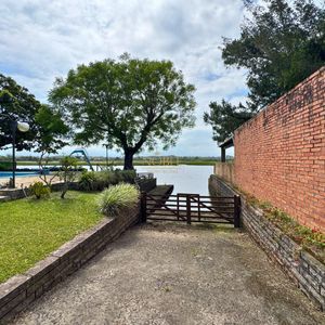 Casa com 220m², 4 dormitórios, 4 suítes, 2 vagas no bairro Igra Norte em Torres para Comprar