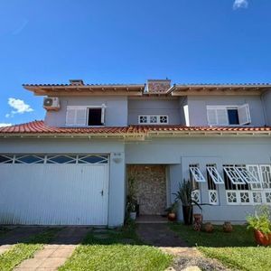 Casa com 209m², 3 dormitórios, 1 suíte, 2 vagas no bairro Igra em Torres para Comprar