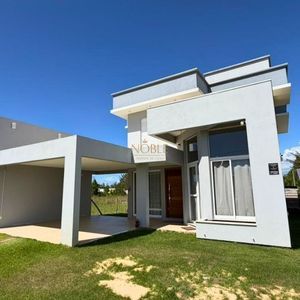 Casa com 226m², 3 dormitórios, 1 suíte, 2 vagas no bairro Paraíso em Torres para Comprar