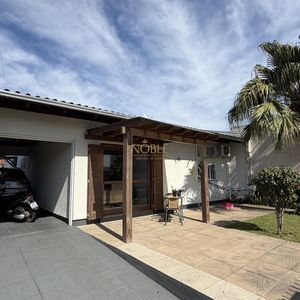 Casa com 136m², 3 dormitórios, 1 suíte, 2 vagas no bairro Praia da Cal em Torres para Comprar